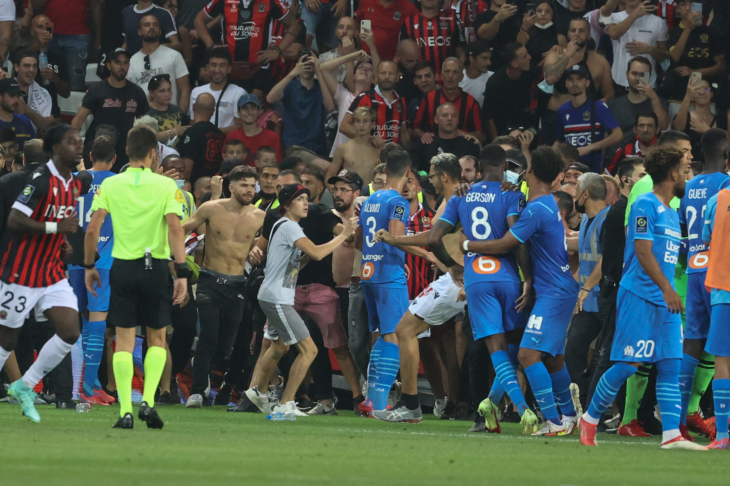 Nice-OM: Dimitri Payet reçoit une bouteille d'eau, le match interrompu