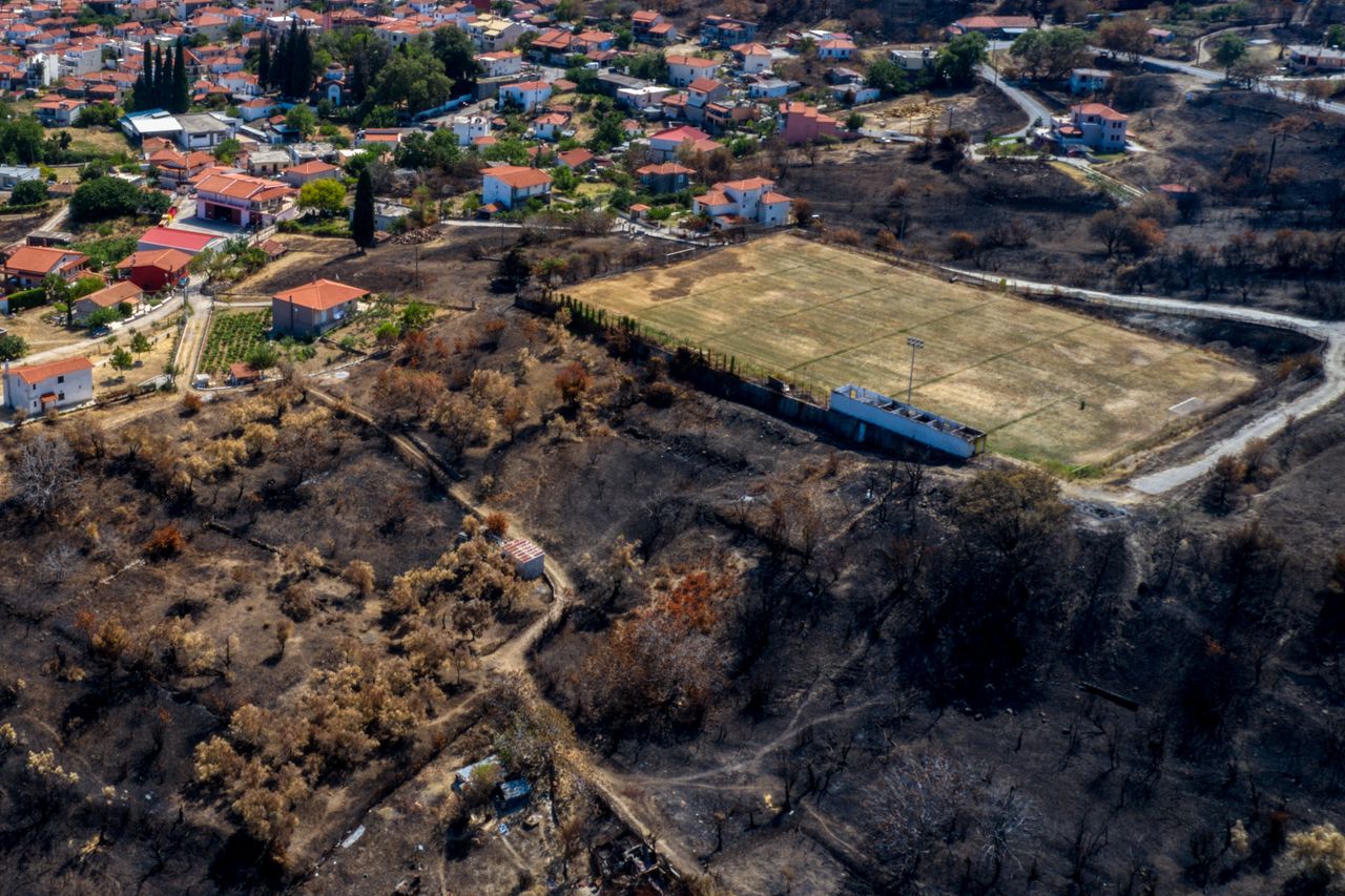 Το καμένο γήπεδο και οι κατεστραμμένες εγκαταστάσεις του ιστορικού σωματείου Αρης Αγίας Αννας στη Β. Εύβοια