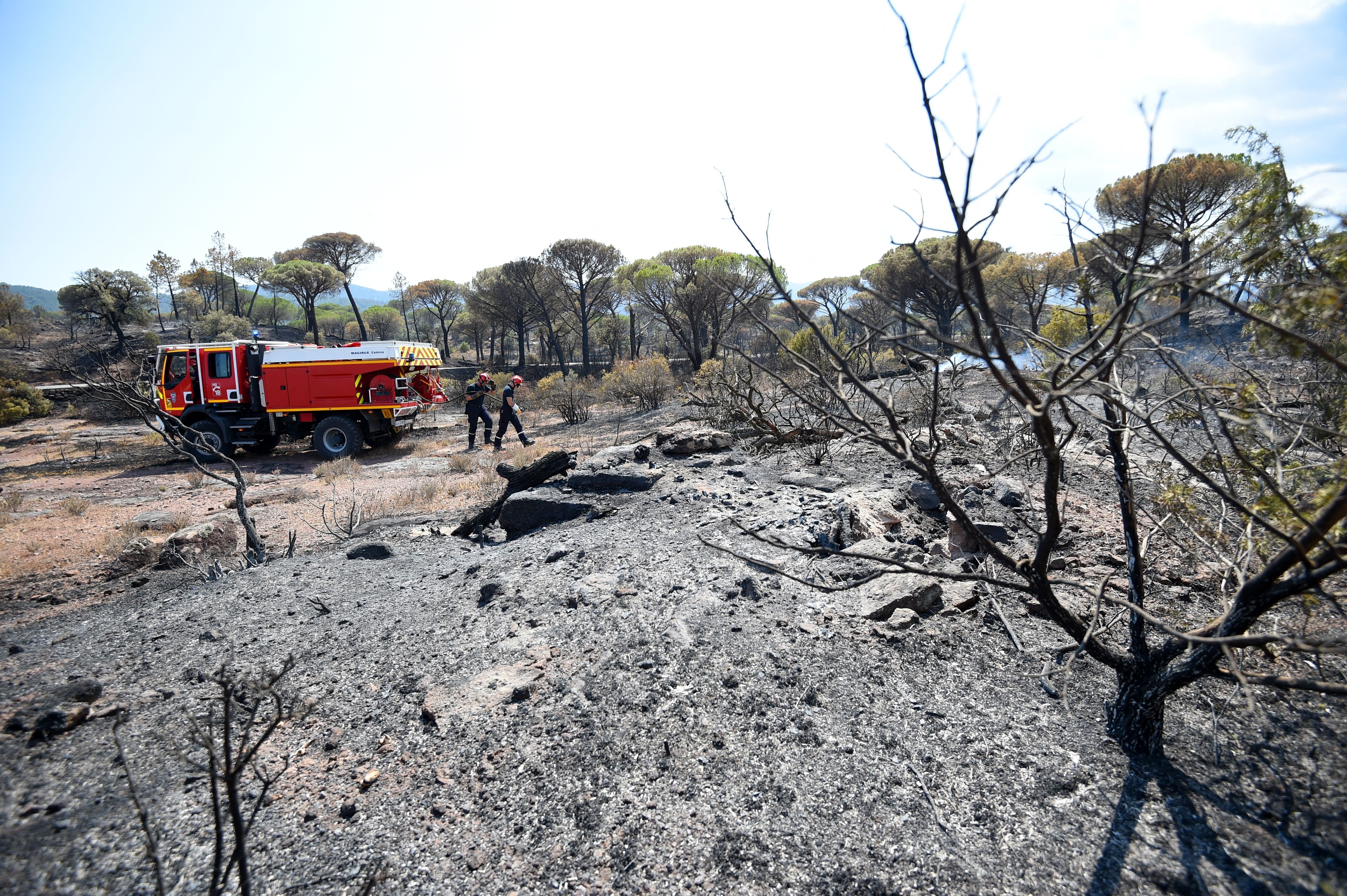 Incendie dans le Var: le feu n'est toujours pas maîtrisé, 400 pompiers mobilisés