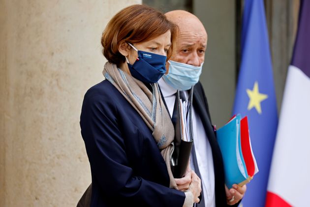 Les ministres des Affaires étrangères et des Armées Jean-Yves Le Drian et Florence Parly à la sortie du Conseil des ministres le 10 novembre 2020.