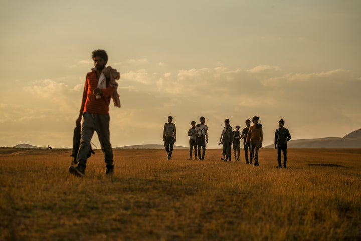 Un grupo de hombres que dicen ser soldados afganos, cruzando a Turquía desde Irán, esta semana.