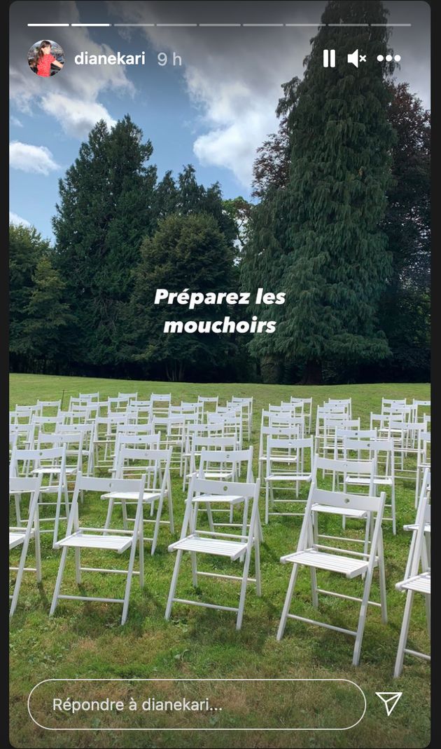 Des chaises alignées dans un parc pour préparer le mariage de Roméo Elvis et Lena Simonne