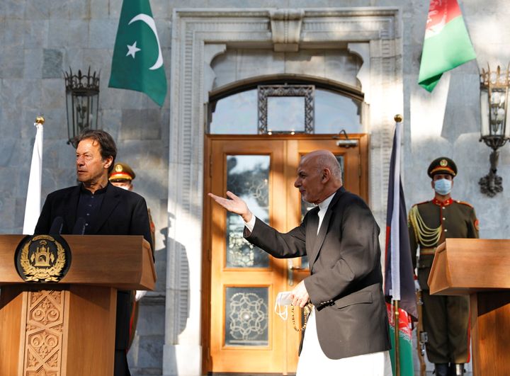 O πρωθυπουργός του Πακιστάν Ιμραν Καν με τον Αφγανό πρόεδρο Ασριφ Γάνι σε συνέντευξη Τύπου στην Καμπούλ τον περασμένο Νοέμβριο. 
