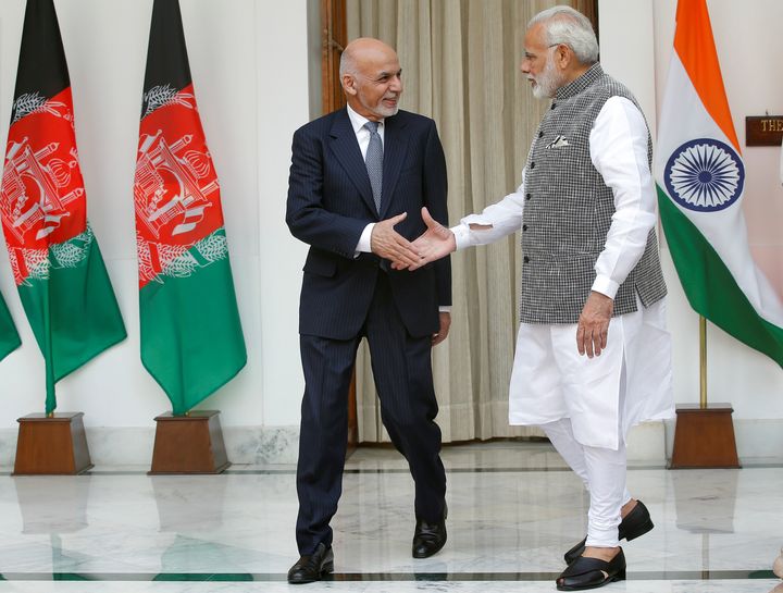 O πρόεδρος του Αφγανιστάν, Γάνι με τον πρωθυπουργό της Ινδίας, Ναρέντρα Μόντι στο Νέο Δελχί (24/10/2017) REUTERS/Altaf Hussain