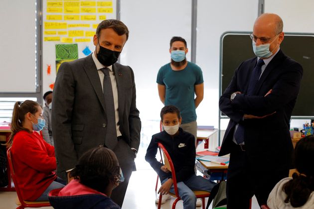 Des capteurs de CO2 dans toutes les écoles? C'est le souhait de Jean-Michel Blanquer, le ministre de l'éducation nationale, qui a affiné son protocole sanitaire dans le JDD. Mais le flou subsiste quand aux chances d'atteindre un tel objectif à la rentrée. Image d'illustration, Emmanuel Macron et Jean-Michel Blanquer en visite le 26 avril, à Melun.