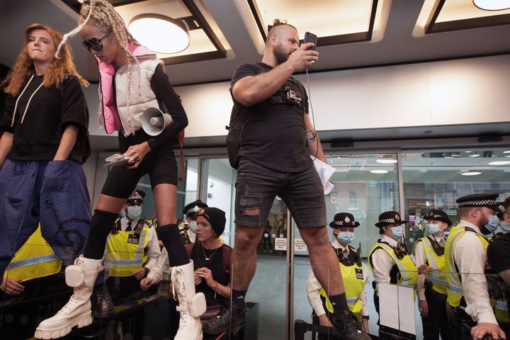 διαδηλωτές κατά των εμβολίων εισέβαλαν στο κτίριο που στεγάζεται το κανάλι ITV