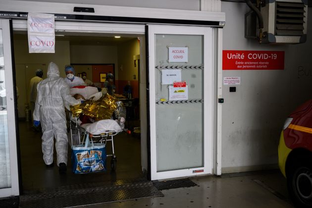 Devant l'entrée d'une unité Covid-19 de l'hôpital de la Timone à Marseille, le 15 avril 2020.