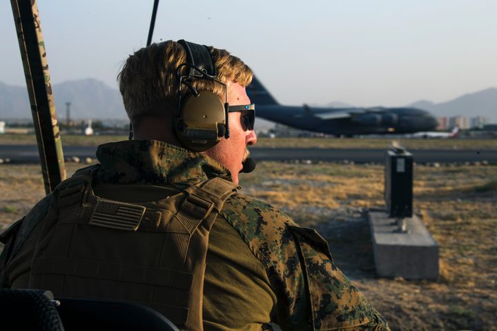 Un marine de EEUU, vigilando el aeropuerto de Kabul, el domingo pasado.