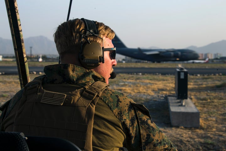 Un marine de EEUU, vigilando el aeropuerto de Kabul, el domingo pasado.