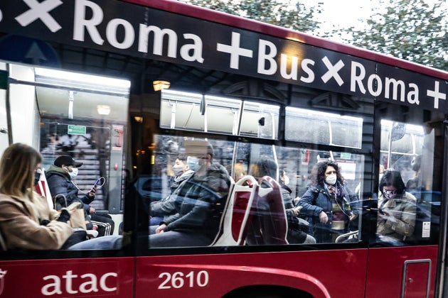 dal 1 settembre green pass per trasporti sul bus torna il controllore l huffpost