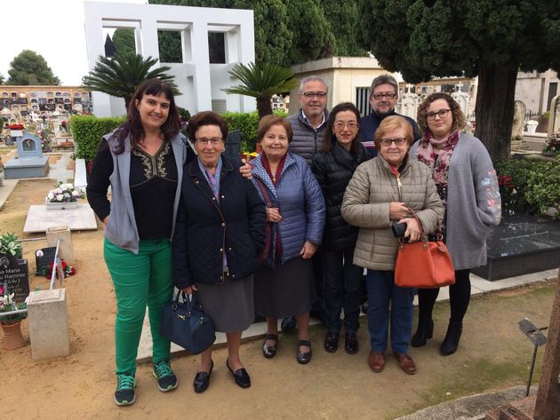Descendientes de víctimas de la fosa 21 de Paterna, con Pilar Taberner a la