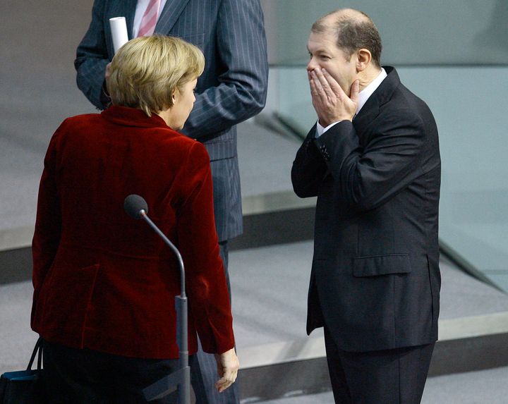 Ο Γερμανός υπουργός Οικονομικών Όλαφ Σολτς - υποψήφιος για την Καγκελαρία από την πλευρά των Σοσιαλδημοκρατών στις εκλογές της 26ης Σεπτεμβρίου - εδώ σε παλαιότερο χαρακτηριστικό στιγμιότυπο με την Άγκελα Μέρκελ. Φωτογραφία αρχείου. 29 Νοεμβρίου 2007. (AP Photo/Michael Sohn)