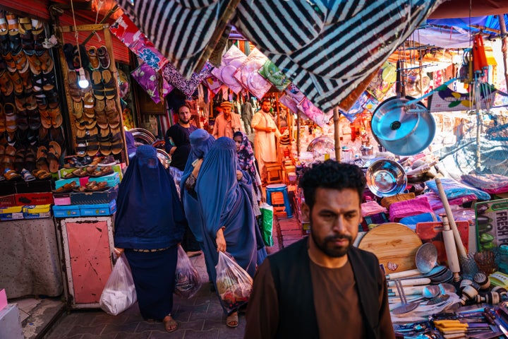 Varias mujeres hacen la compra en un bazar de Kabul, el 22 de agosto de 2021.