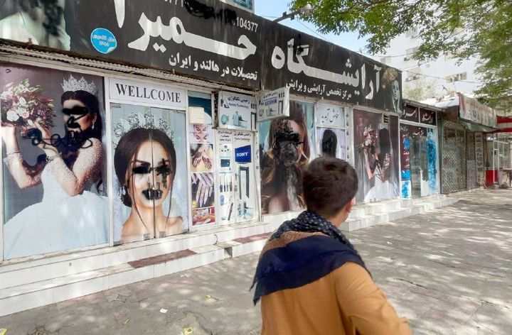 Carteles pintarrajeados en los que se ha tratado de borrar a las mujeres. En Kabul, el 20 de agosto.