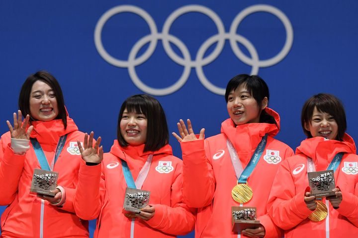 スピードスケート女子団体追い抜きのメダル授与式で金メダルを胸に笑顔を見せる高木美帆選手（右から2人目）＝2018年2月22日、韓国・平昌