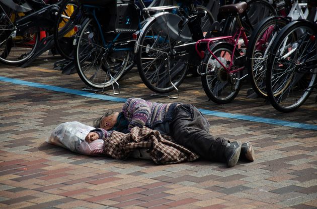 路上に眠る人、東京・新宿（イメージ写真）