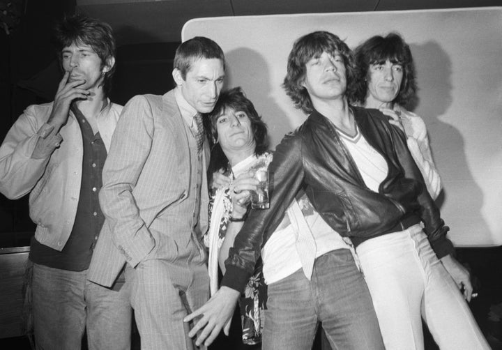 Keith Richards, Charlie Watts, Ron Wood, Mick Jagger, y Bill Wyman durante la gira Black and Blue en 1977.