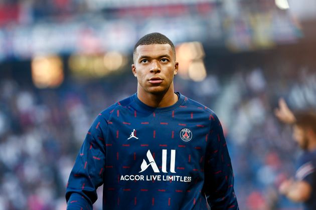 Photo d'illustration de Kylian Mbappé prise au Parc des Princes avant un match du PSG le 14 août 2021. L'attaquant star parisien est convoité par le Real Madrid qui aurait fait une offre, selon la presse sportive. (Photo by Catherine Steenkeste/Getty Images)