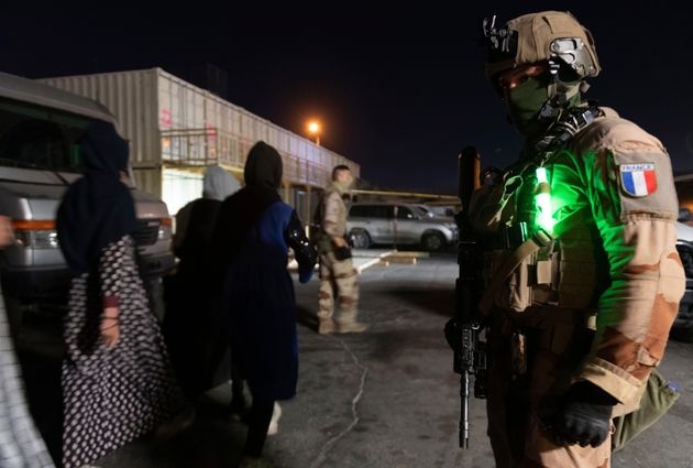 Photo prise le 24 août 2021 montrant un soldat de l'Armée française à l'aéroport de Kaboul (Etat-Major des Armees via AP)