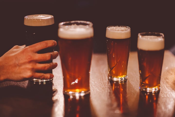 Hombre probando distintos tipos de cerveza.