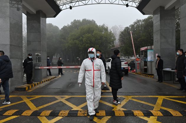 Un garde portant un équipement de protection à l'entrée du centre provincial de contrôle et de prévention des maladies du Hubei, alors que des membres de l'équipe de l'Organisation mondiale de la santé (OMS) enquêtent sur les origines du coronavirus Covid-19, le 1er février 2021.