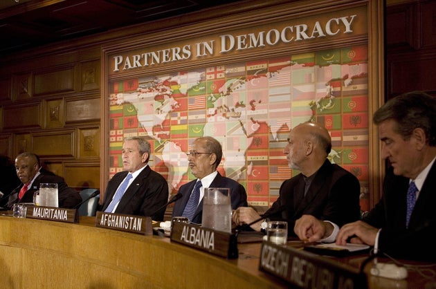 L'ancien président américain George W. Bush (2e à gauche) accueillant les délégués à la table ronde du Partenariat pour la démocratie, dont l'ancien Président afghan Hamid Karzaï (2e en partant de la droite) lors de l'Assemblée générale des Nations unies à New York, le 25 septembre 2007. (Photo JIM WATSON/AFP via Getty Images)
