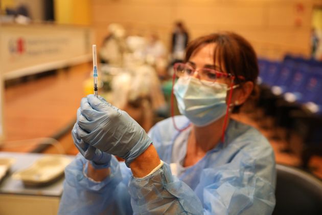Una sanitaria prepara una aguja para vacunar en el Gregorio Marañón de
