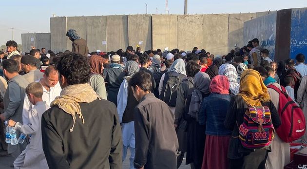 Des Afghans souhaitant fuir le pays autour de l'aéroport international Hamid Karzai de Kaboul, le 25 août 2021.