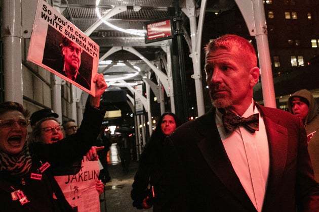 Ο δισεκατομμυριούχος Ερικ Πρινς χρεώνει 6.500 δολάρια το άτομο για να τους βγάλει από το