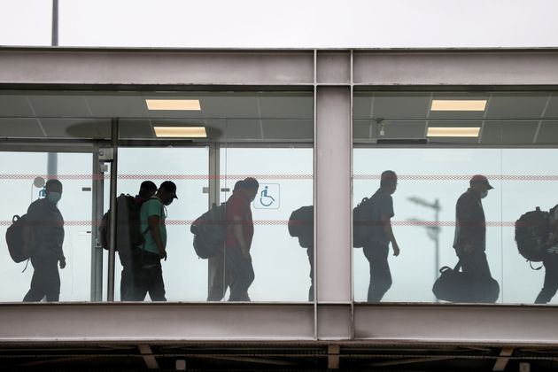 Des personnes évacuées d'Afghanistan arrivant à l'aéroport Roissy Charles-de-Gaulle, le 17 août 2021.