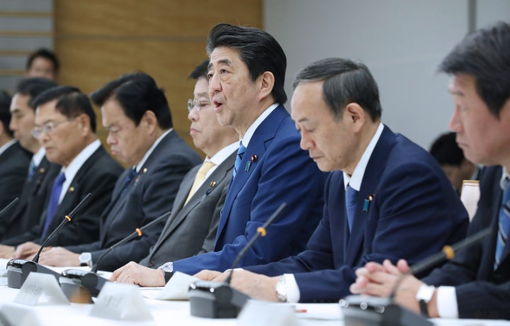 新型コロナウイルス感染症対策本部で発言する安倍晋三首相（当時、右から3人目）ら（2020年2月27日撮影）