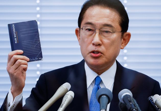 国民の声を書き留めているというノートを見せながら、自民党総裁選への立候補を表明する岸田文雄氏