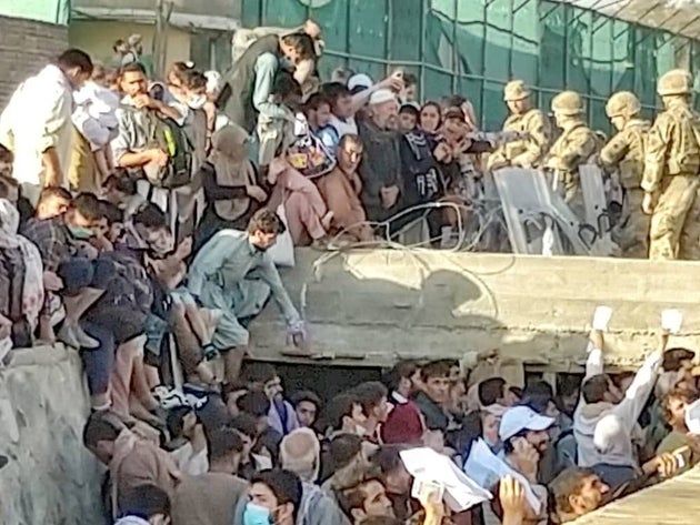 Lasciate l' aeroporto di Kabul | attacco Isis potrebbe avvenire a ore - Vimarsana News