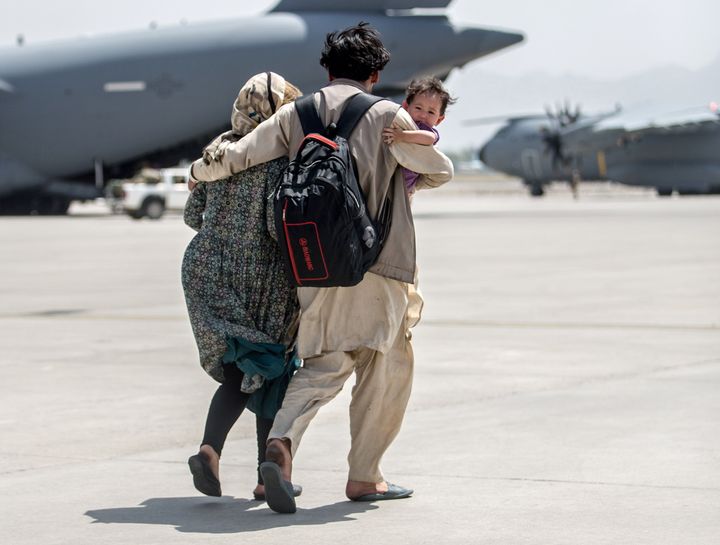 Οικογένεια στο αεροδρόμιο της Καμπούλ 