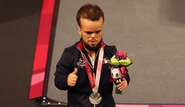 Axel Bourlon a remporté la médaille d’argent en haltérophilie à Tokyo jeudi 26 août 2021, permettant à la délégation française d’améliorer son bilan avec quatre médailles glanées dans ces Jeux paralympiques.