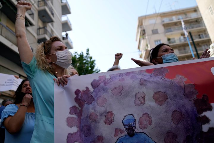 Οι εργαζόμενοι στον τομέα της υγείας παίρνουν μέρος σε συγκέντρωση στην Αθήνα, Πέμπτη, 26 Αυγούστου 2021. Εργαζόμενοι σε δημόσια νοσοκομεία στην Ελλάδα πραγματοποίησαν πεντάωρη στάση εργασίας για να διαμαρτυρηθούν για την κυβερνητική απόφαση που καθιστά υποχρεωτικό τον εμβολιασμό κατά του COVID-19 για όλους τους εργαζόμενους στον τομέα της υγειονομικής περίθαλψης στον δημόσιο και ιδιωτικό τομέα. (Φωτογραφία AP/Θανάσης Σταυράκης)