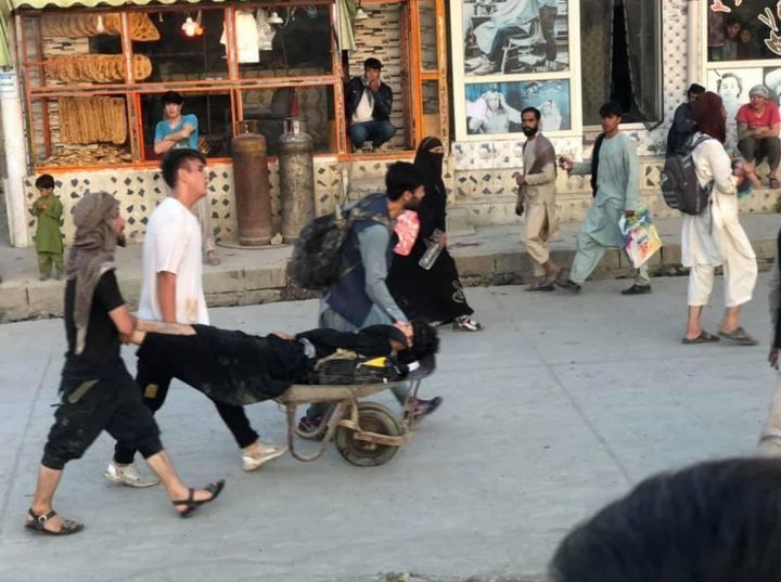 Φωτογραφία που ανέβασε λίγο μετά τις πληροφορίες για έκρηξη έξω από το αεροδρόμιο της Καμπούλ χρήστης του Twitter