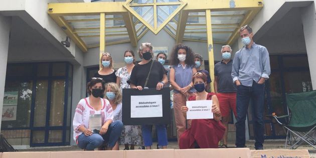 Des agents des bibliothèques en grève le lundi 23 août, devant la médiathèque de Villeneuve-les-Salines à La Rochelle.