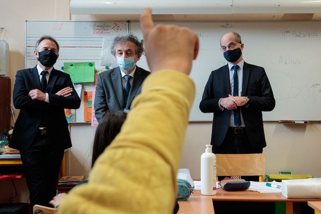 Le ministre de l'Éducation Jean-Michel Blanquer lors de la visite d'une école à Paris, le 11 mai 2020. (Photo by JOEL SAGET/AFP via Getty Images)