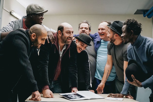Un Triomphe retrace l'histoire de prisonniers qui vont tout faire pour se produire dans les plus prestigieux théâtre de France avec leur adaptation de la pièce