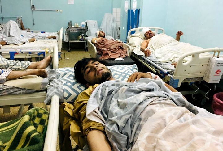 Τραυματίες σε νοσοκομείο μετά τις εκρήξεις έξω από το αεροδρομίου της Καμπούλ. 