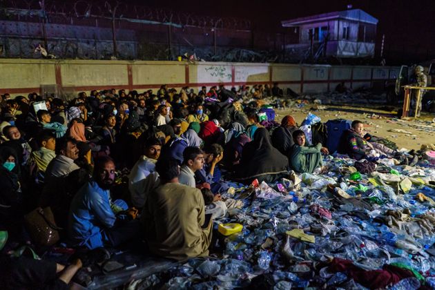 Des Afghans non loin de l'hôtel Baron, près de l'Abbey Gate (l’un des trois points d’accès à l’aéroport), à Kaboul en Afghanistan, le 26 août 2021.