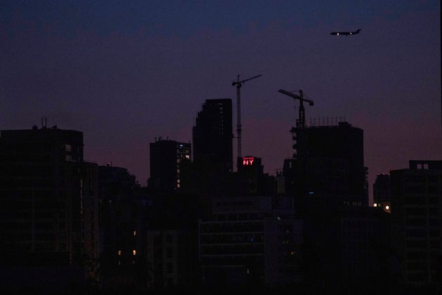 19 Αυγούστου 2021 - Ένα αεροπλάνο πετά πάνω από τη βυθισμένη στο σκοτάδι