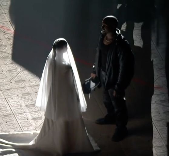 Kanye West et Kim Kardashian réunis? Il recrée leur mariage à son concert