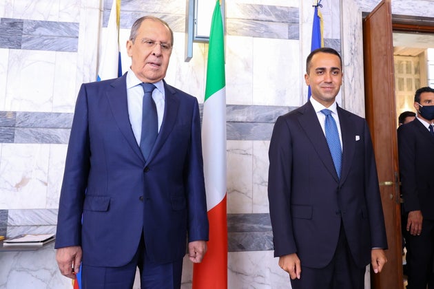 Le ministre russe des Affaires étrangères Sergueï Lavrov et le ministre italien des Affaires étrangères Luigi Di Maio ont posé pour une photo...