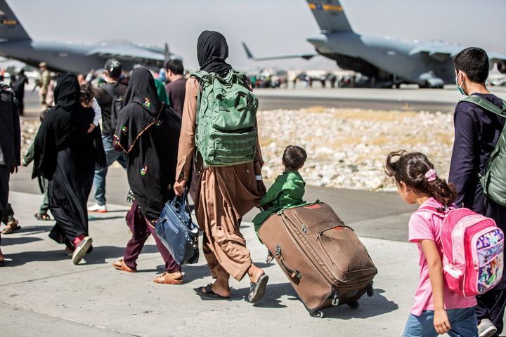 Αφγανοί πρόσφυγες στο αεροδρόμιο της Καμπούλ