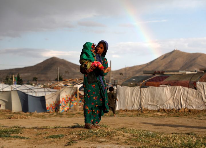 Αφγανή μητέρα κρατά στην αγκαλιά της την κόρη της σε προσφυγικό καταυλισμό στα περίχωρα της Καμπούλ.