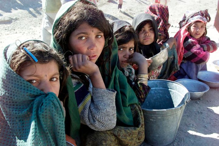 Αφγανά κορίτσια περιμένουν το συσσίτιο σε προσφυγικό καταυλισμό στου Μασλάκ έξω από τη Χεράτ κοντά στα σύνορα με το Ιράν.