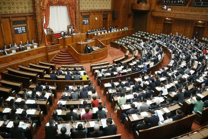 部落差別解消推進法が賛成多数で可決、成立した参院本会議＝2016年12月、東京・国会内