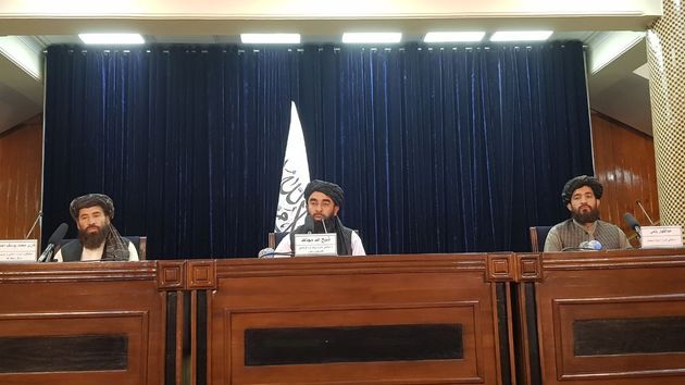 Le porte-parole des talibans, Zabihullah Mujahid (au centre), prononce un discours lors d'une conférence de presse à Kaboul, en Afghanistan, le 24 août 2021. (Photo by Sayed Khodaiberdi Sadat/Anadolu Agency via Getty Images)